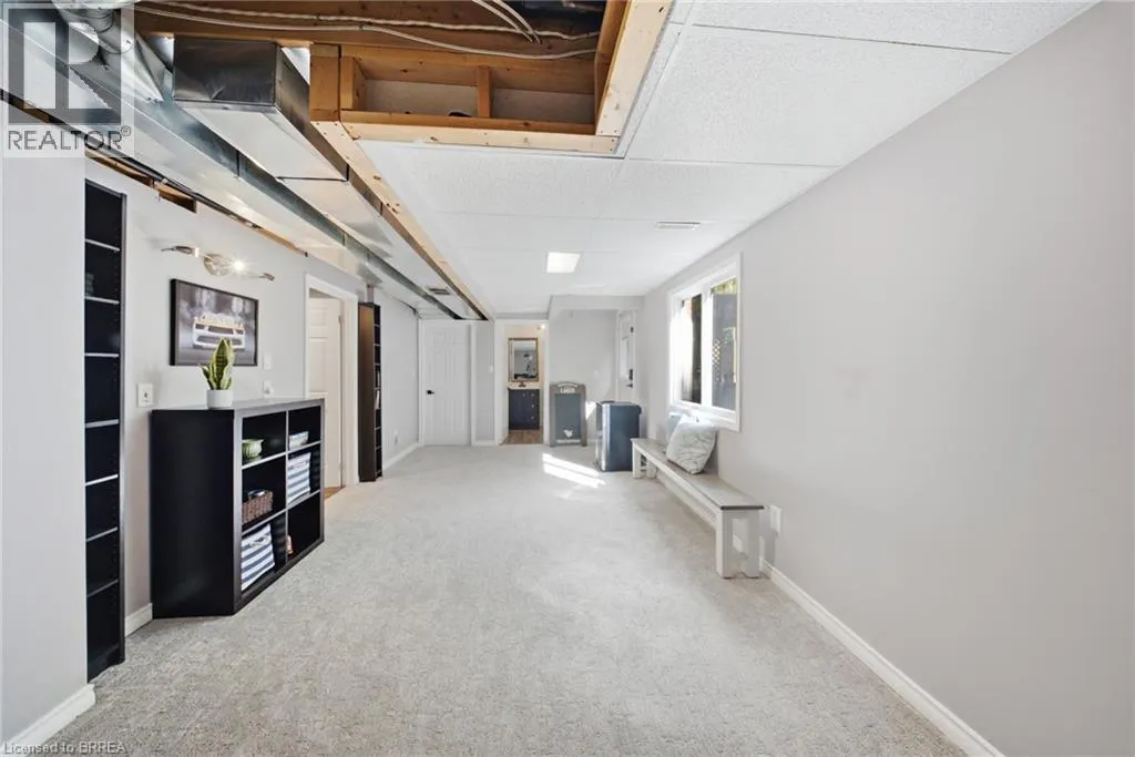 11 DUNDAS Street W