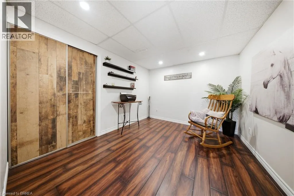 11 DUNDAS Street W
