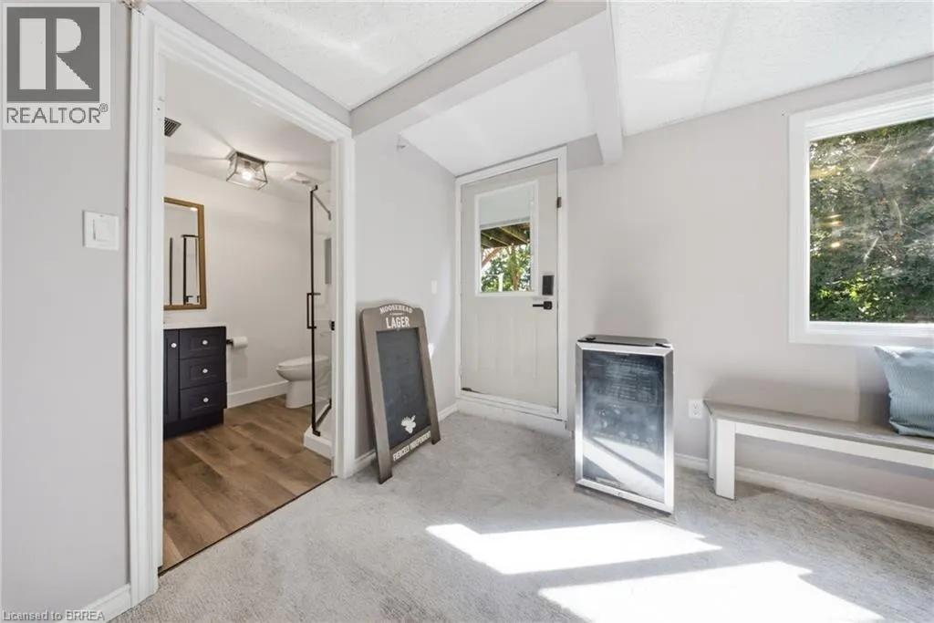 11 DUNDAS Street W