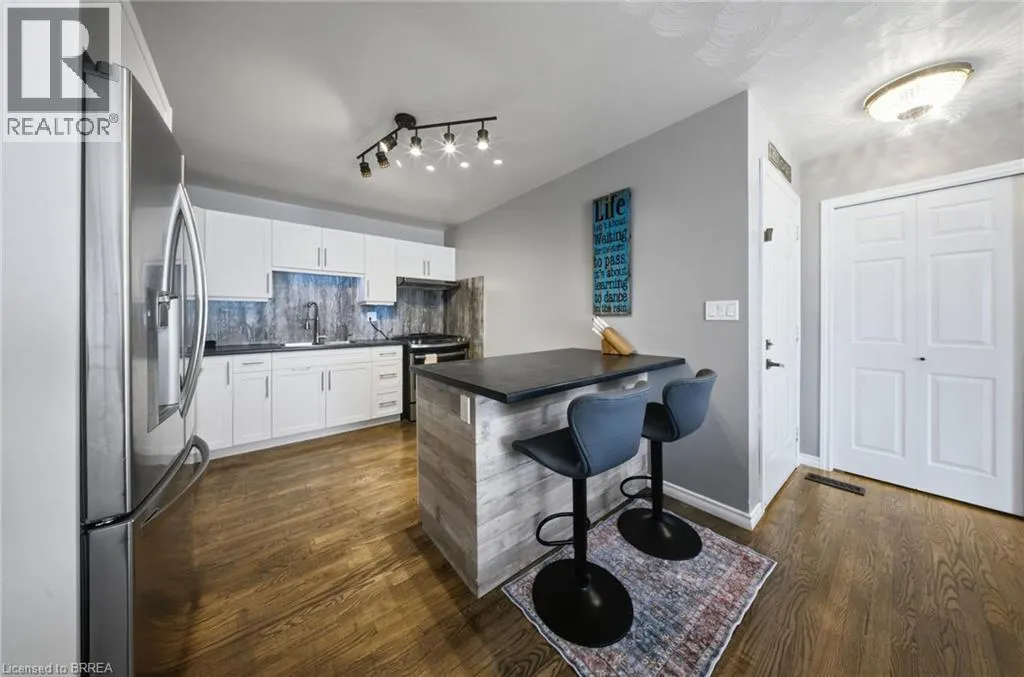 11 DUNDAS Street W