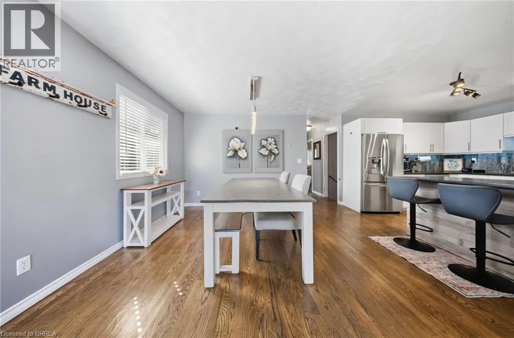 11 DUNDAS Street W