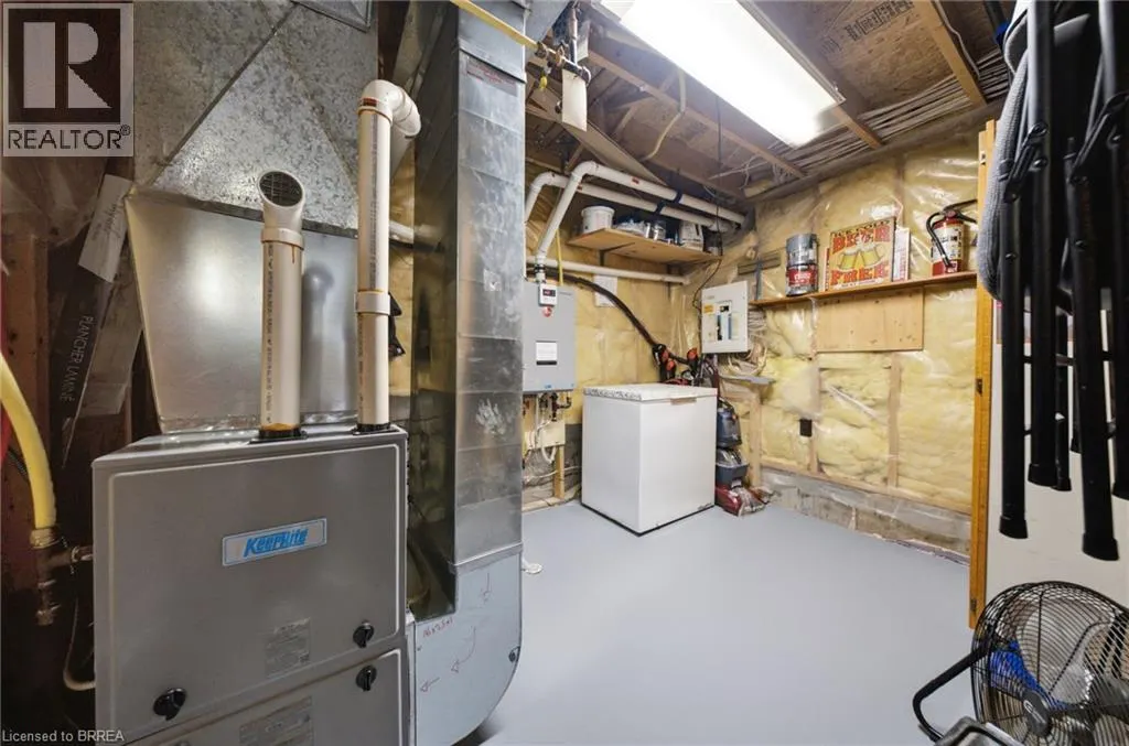 11 DUNDAS Street W
