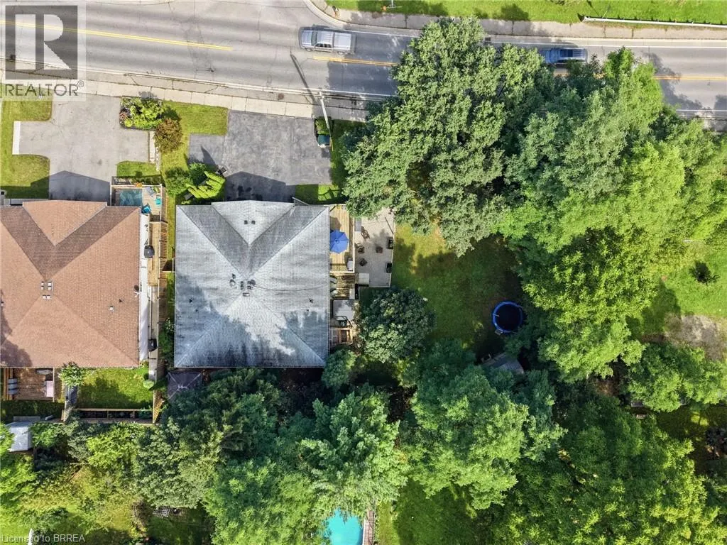 11 DUNDAS Street W