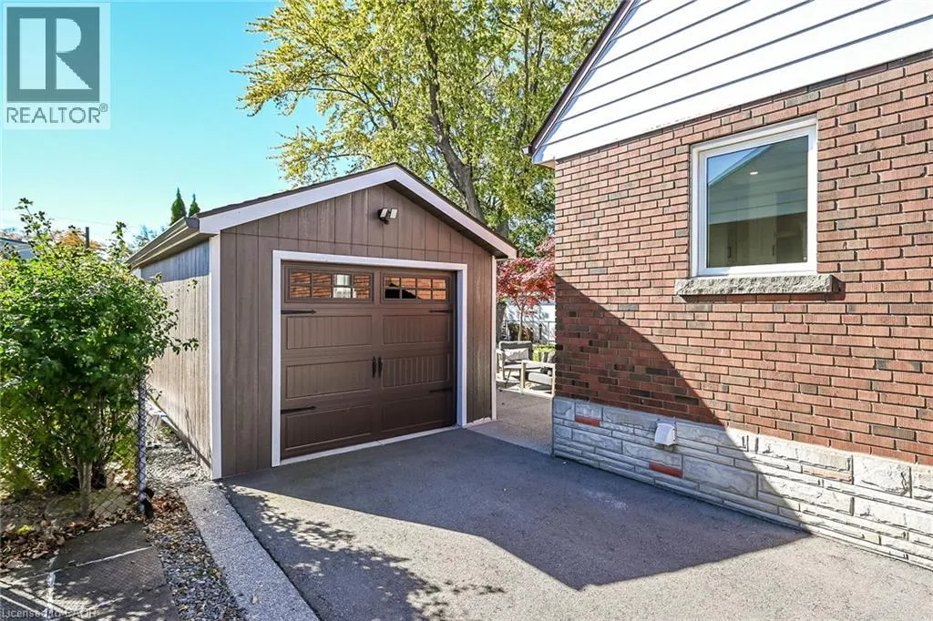 10 MULOCK Avenue