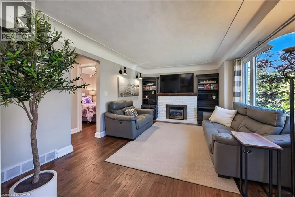 10 MULOCK Avenue