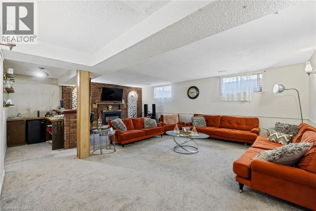 490 QUEEN VICTORIA Drive