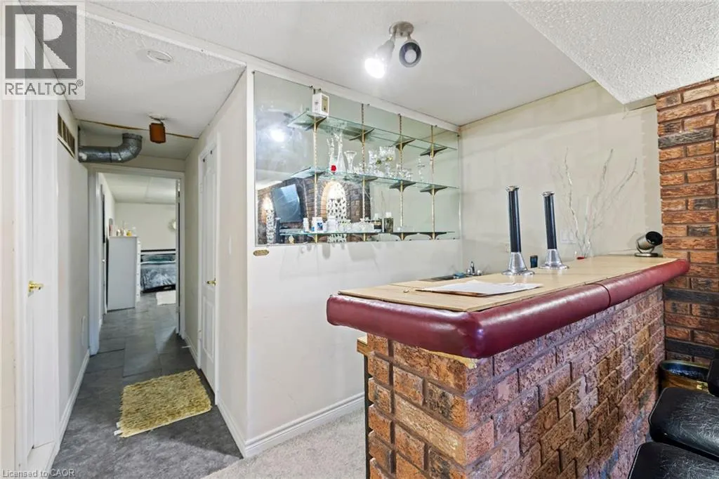 490 QUEEN VICTORIA Drive