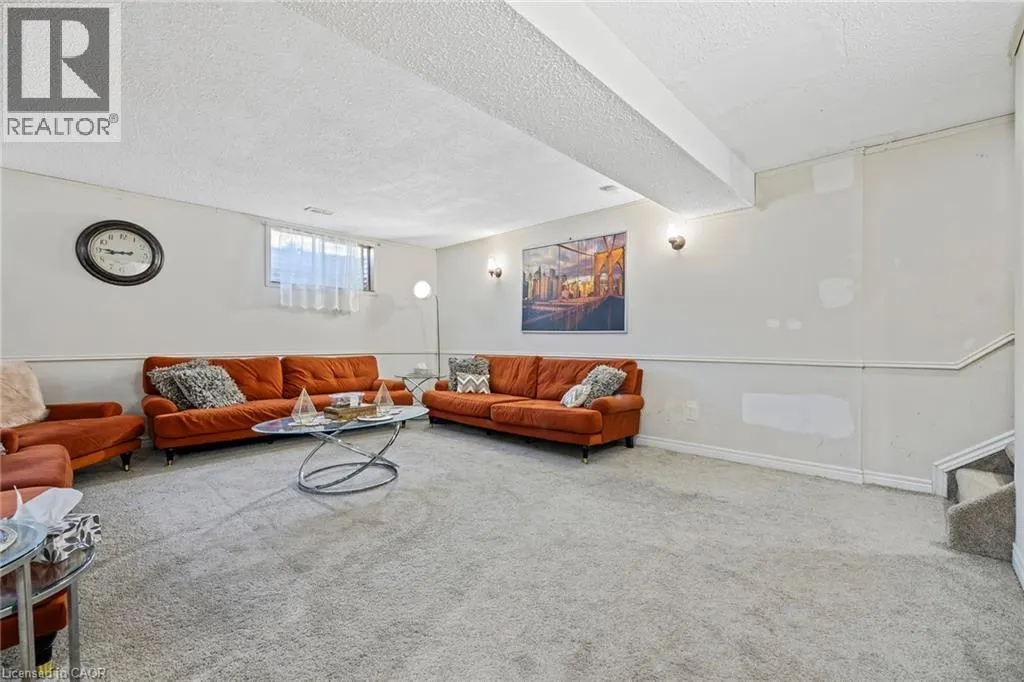 490 QUEEN VICTORIA Drive