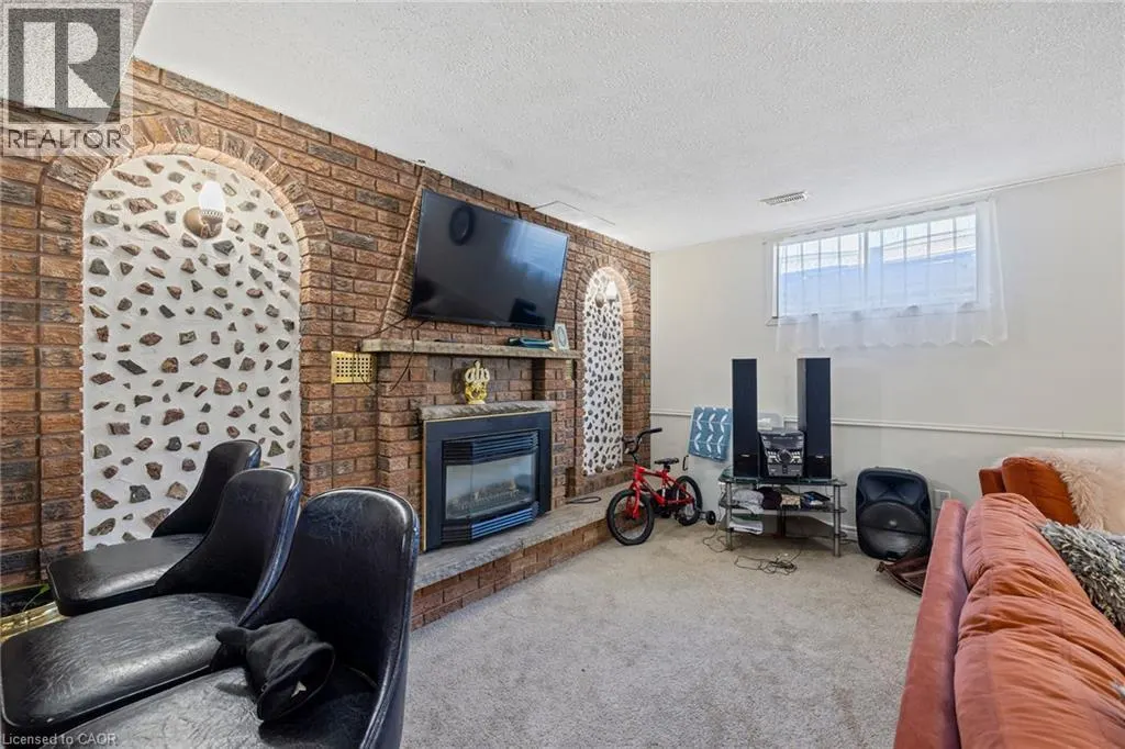 490 QUEEN VICTORIA Drive