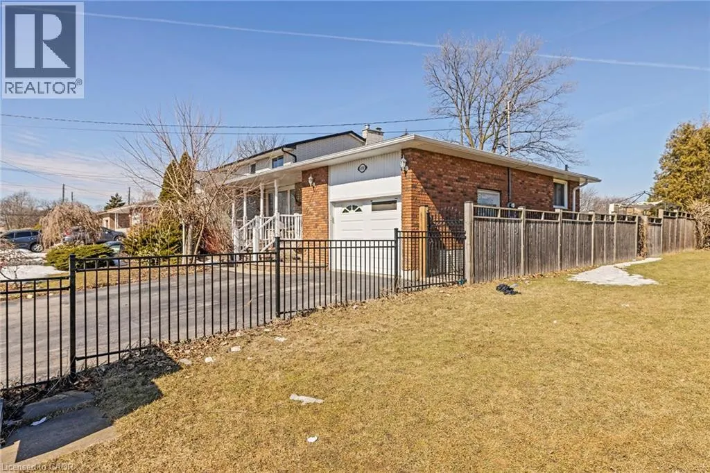 490 QUEEN VICTORIA Drive