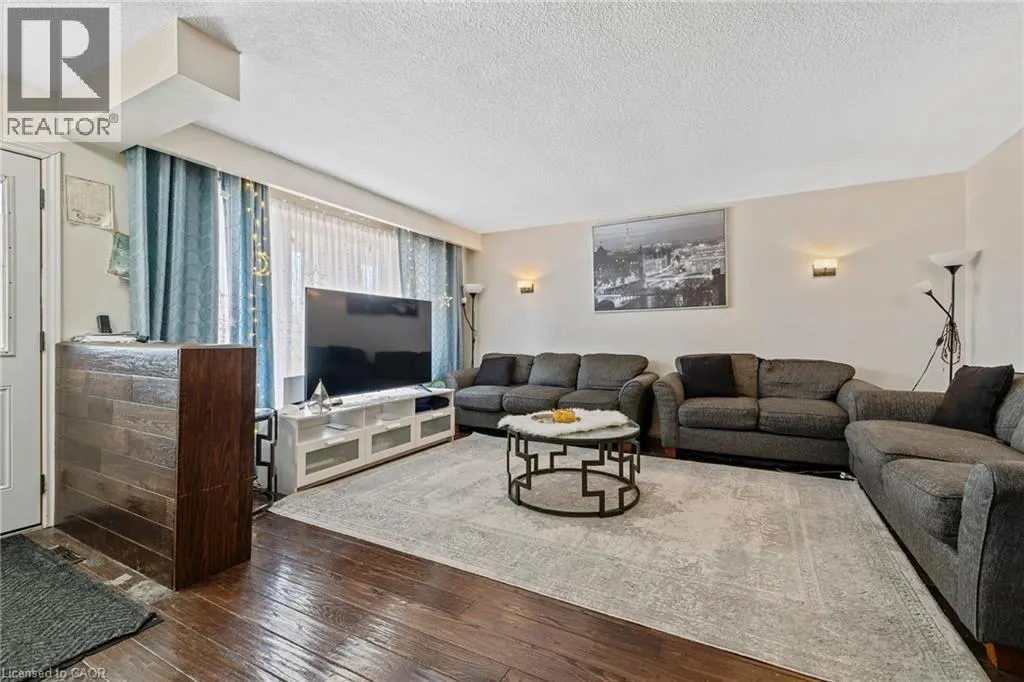 490 QUEEN VICTORIA Drive