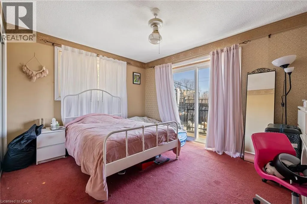 490 QUEEN VICTORIA Drive