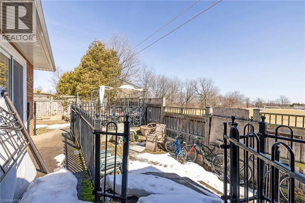 490 QUEEN VICTORIA Drive