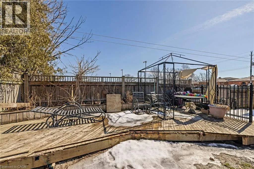 490 QUEEN VICTORIA Drive