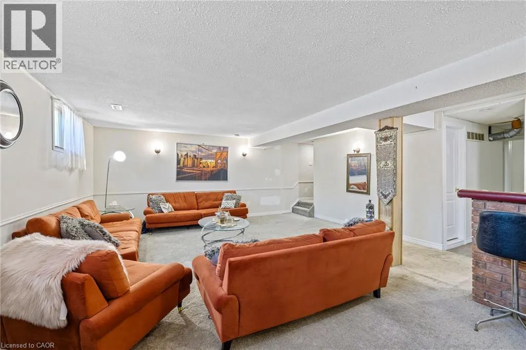 490 QUEEN VICTORIA Drive