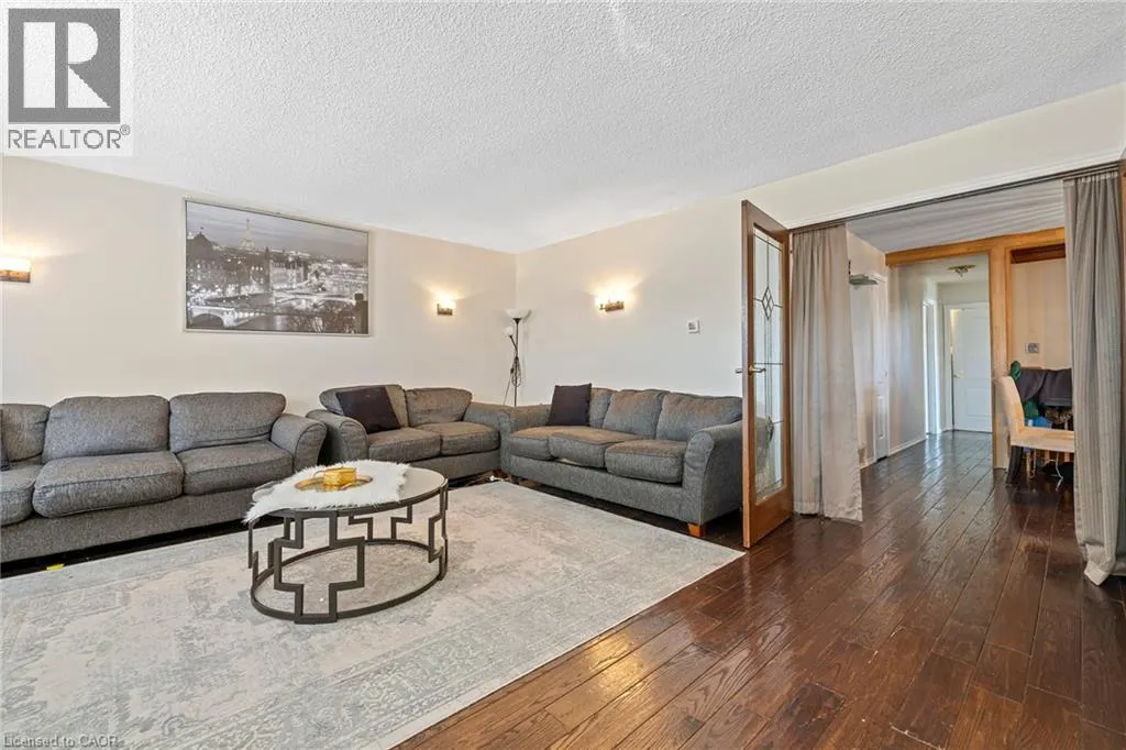 490 QUEEN VICTORIA Drive