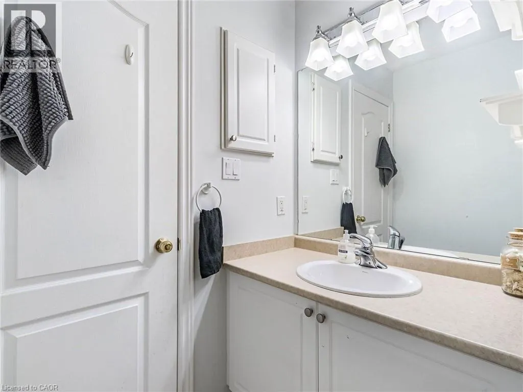 350 LAKEBREEZE Drive Unit# 8 #8