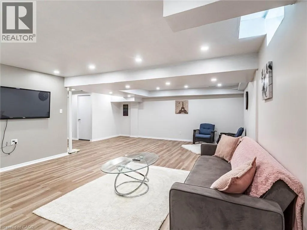 350 LAKEBREEZE Drive Unit# 8 #8