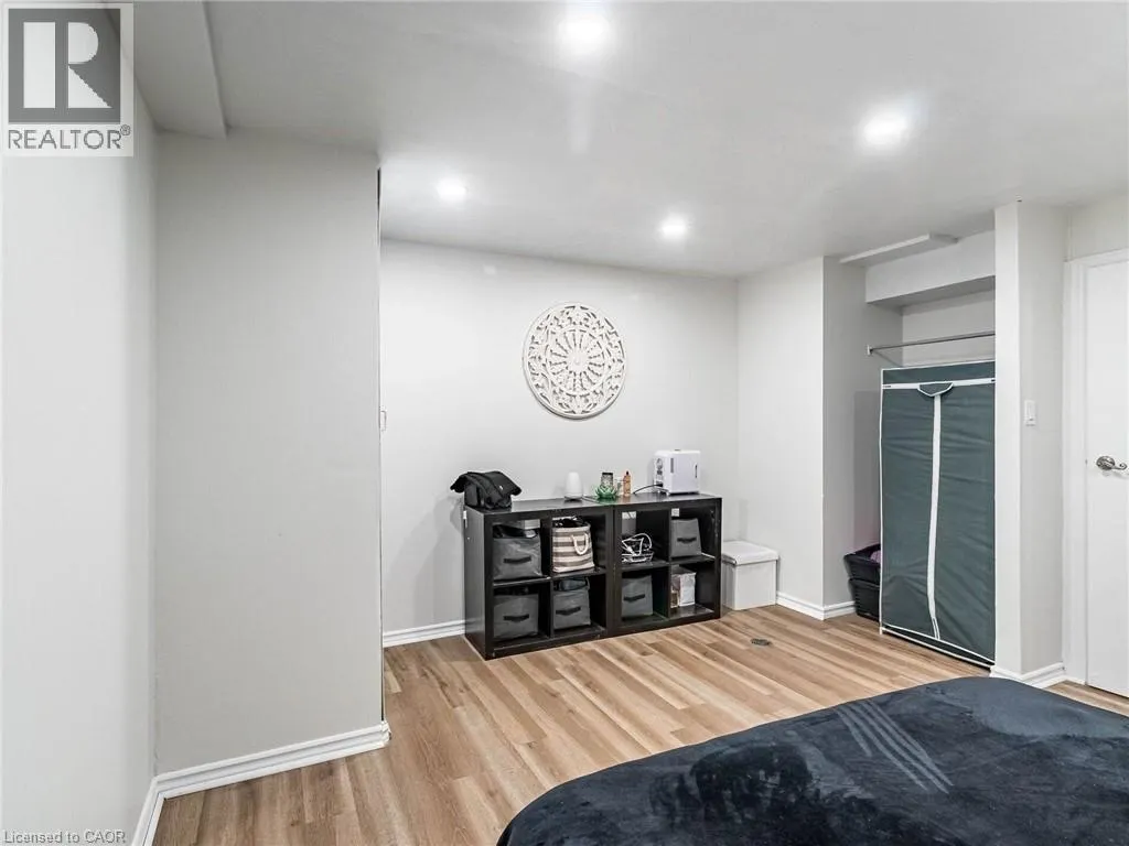 350 LAKEBREEZE Drive Unit# 8 #8