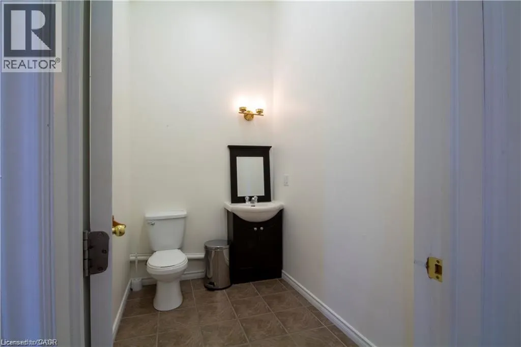 15 WELLINGTON Street N Unit# 201 #201