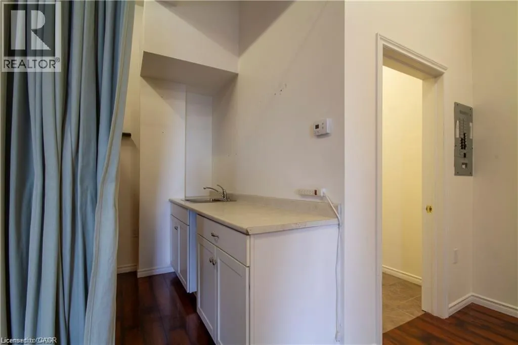 15 WELLINGTON Street N Unit# 201 #201