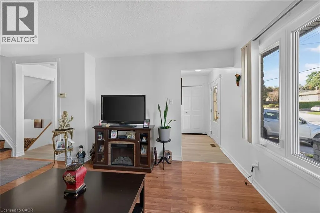 411 QUEEN VICTORIA Drive