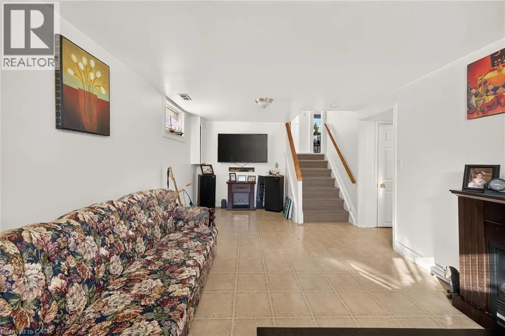 411 QUEEN VICTORIA Drive