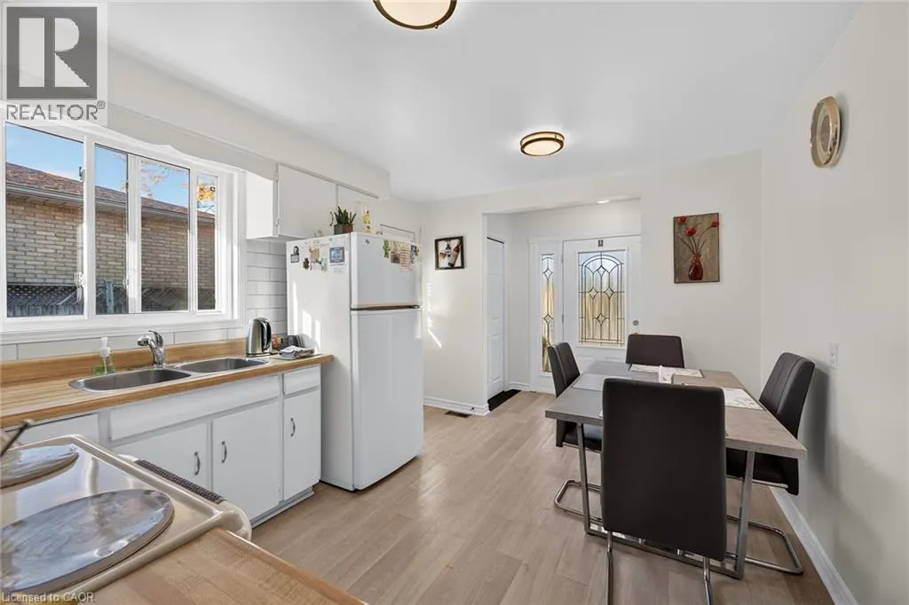 411 QUEEN VICTORIA Drive