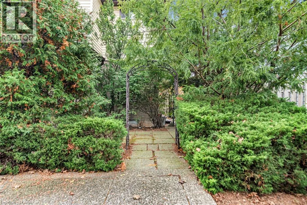 160 BIRCHCLIFFE Crescent