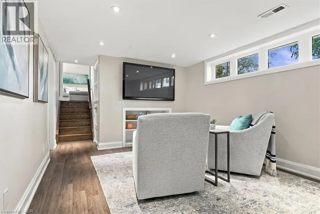 368 AURORA Crescent