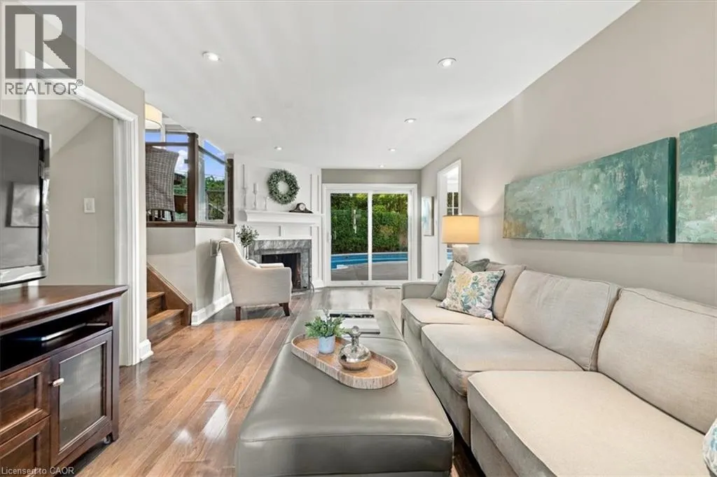 368 AURORA Crescent