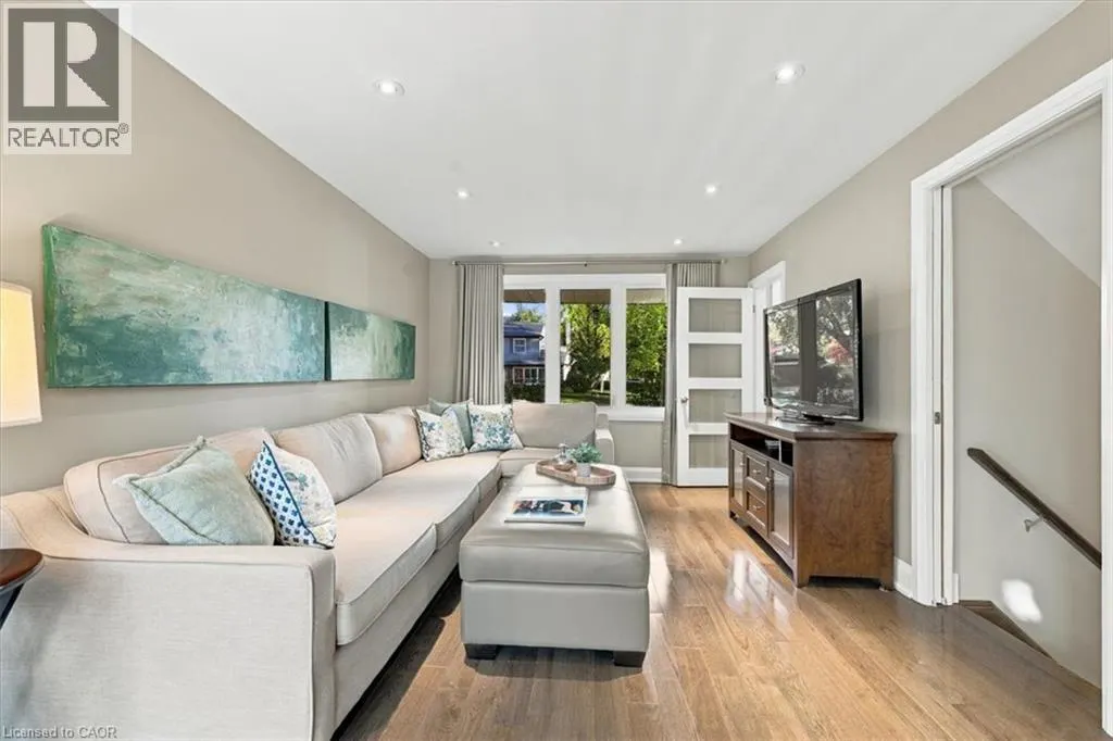 368 AURORA Crescent