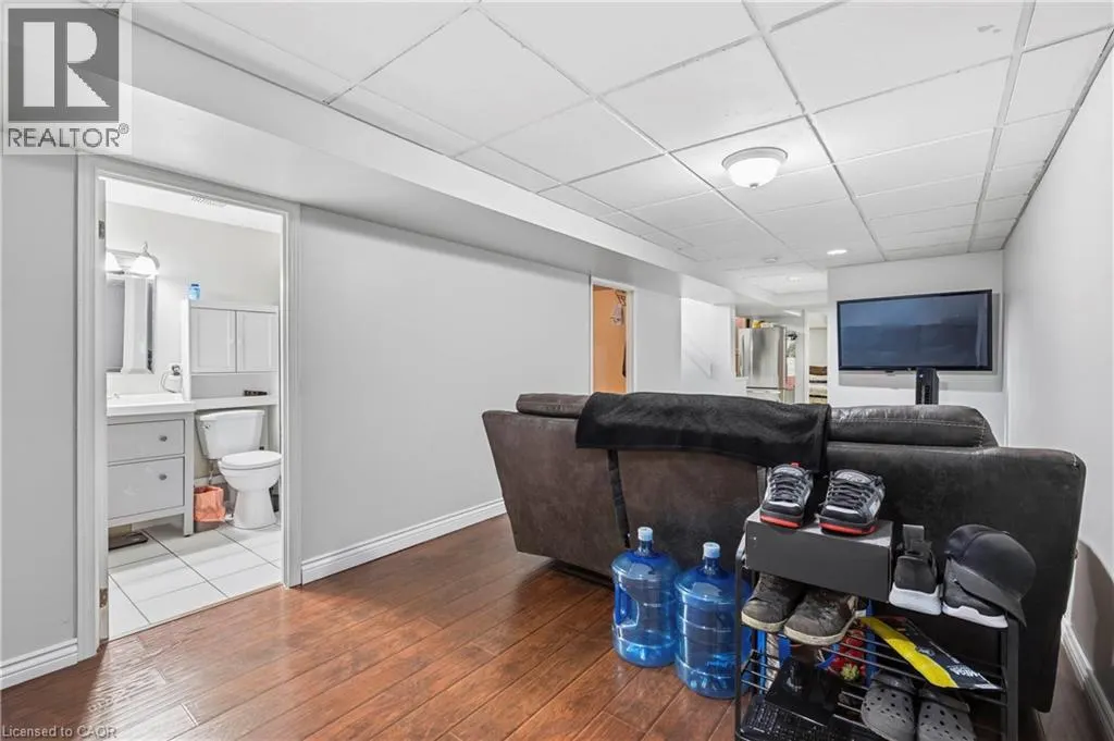 1073 LANGS Circle