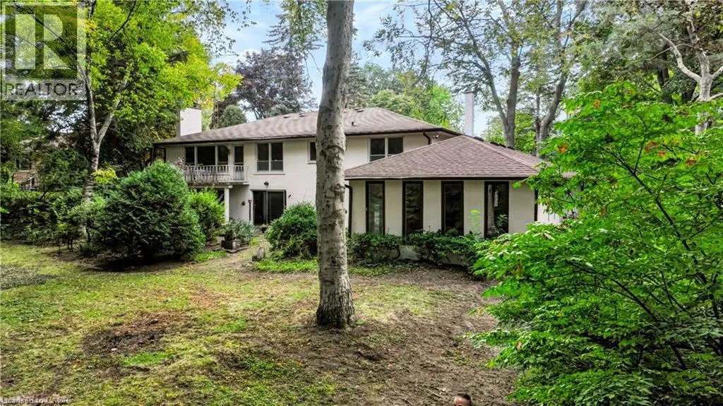 2086 GLENFOREST Crescent