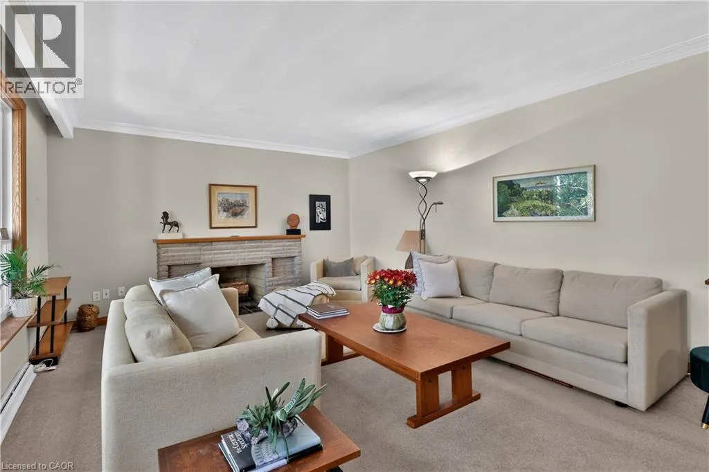 2086 GLENFOREST Crescent