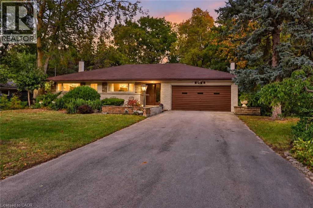 2086 GLENFOREST Crescent