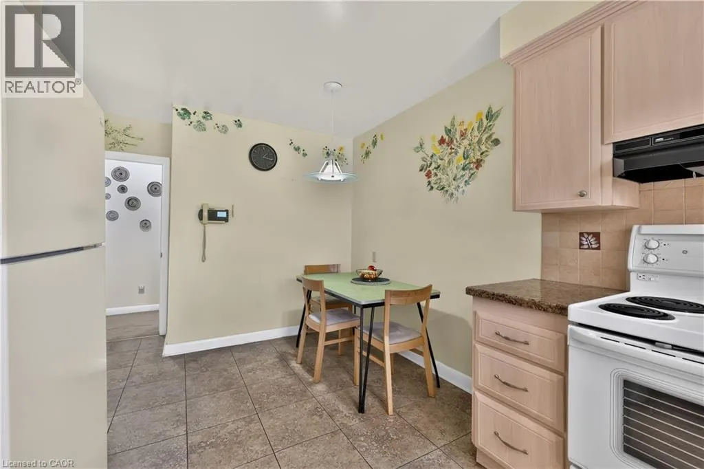 2086 GLENFOREST Crescent