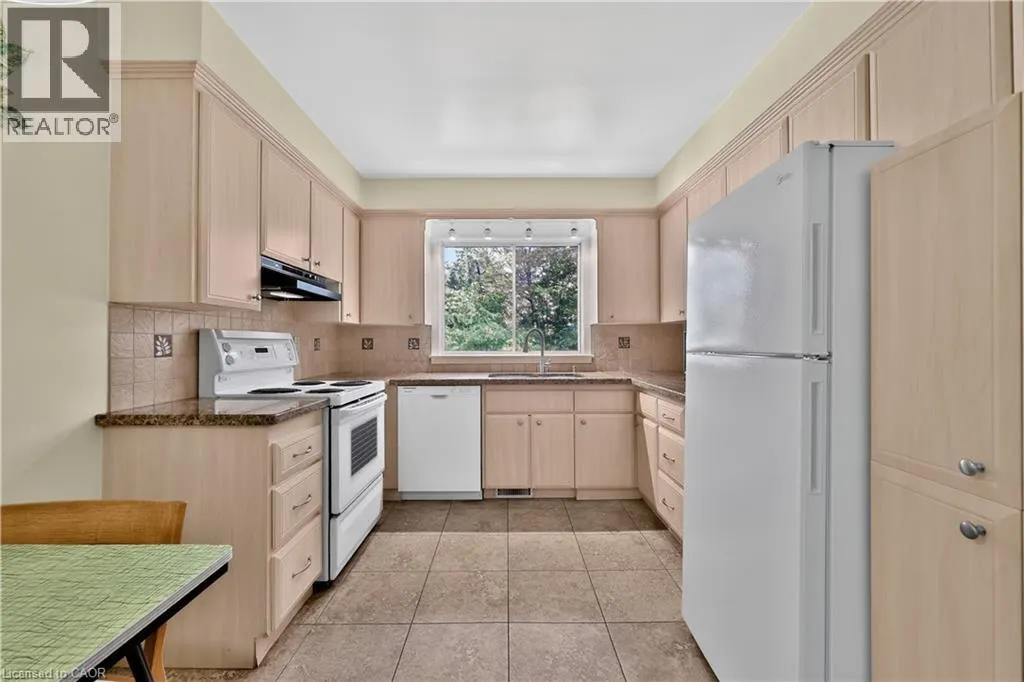 2086 GLENFOREST Crescent