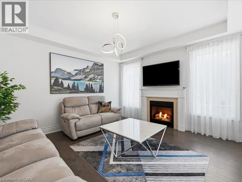 39 AVANTI Crescent