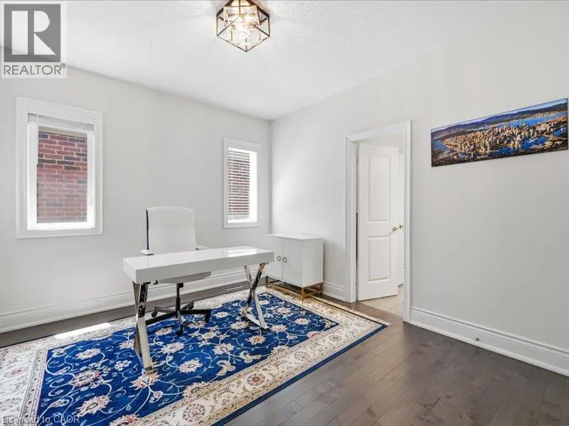 39 AVANTI Crescent
