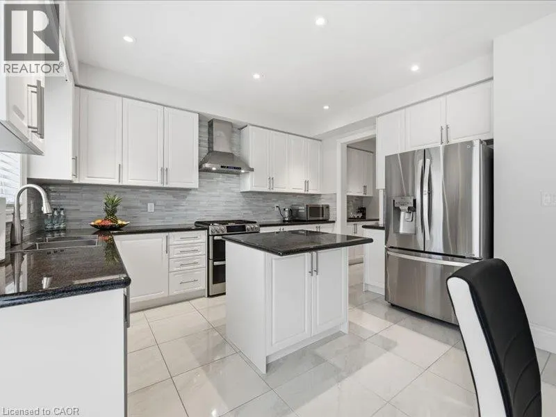 39 AVANTI Crescent