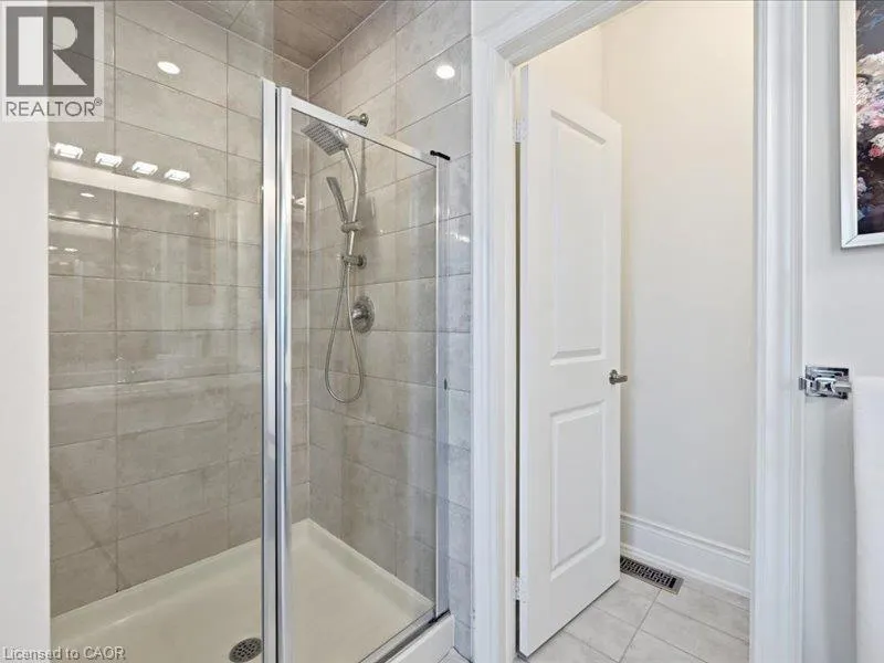 39 AVANTI Crescent