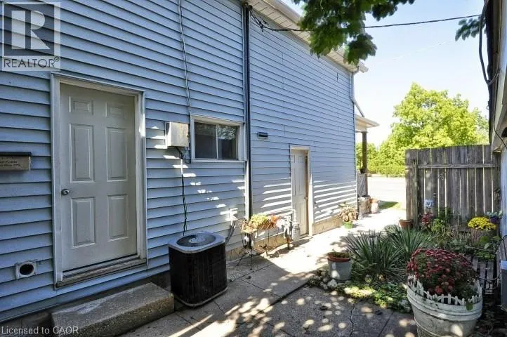 352 DUNDAS Street Unit# 4 #4