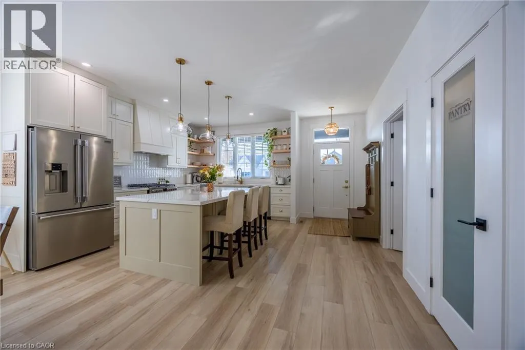 5 MACNEIL Court