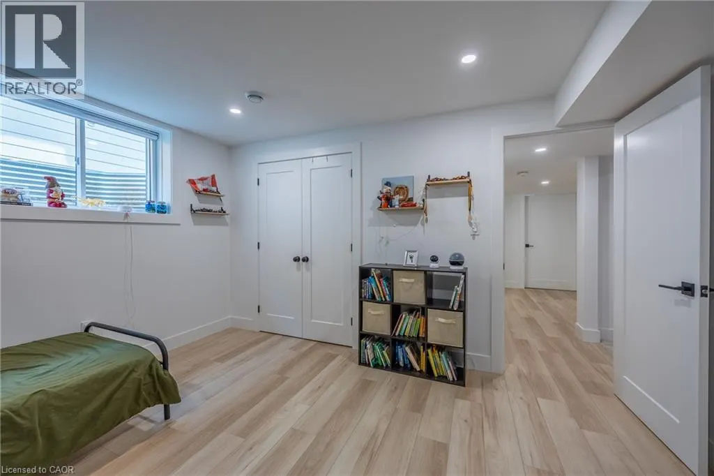 5 MACNEIL Court