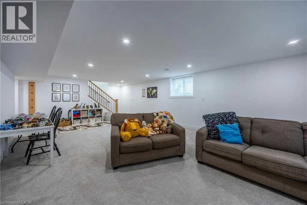 5 MACNEIL Court