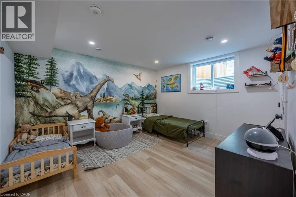 5 MACNEIL Court