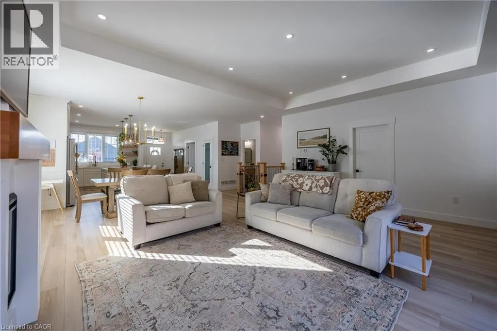 5 MACNEIL Court