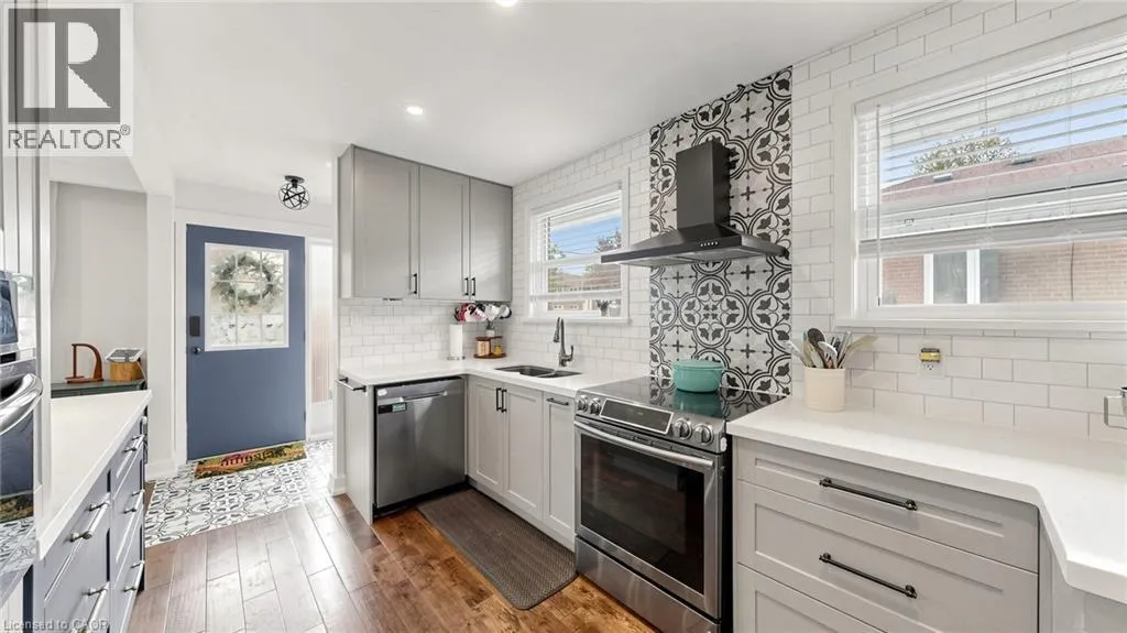 33 NEAPOLITAN Drive