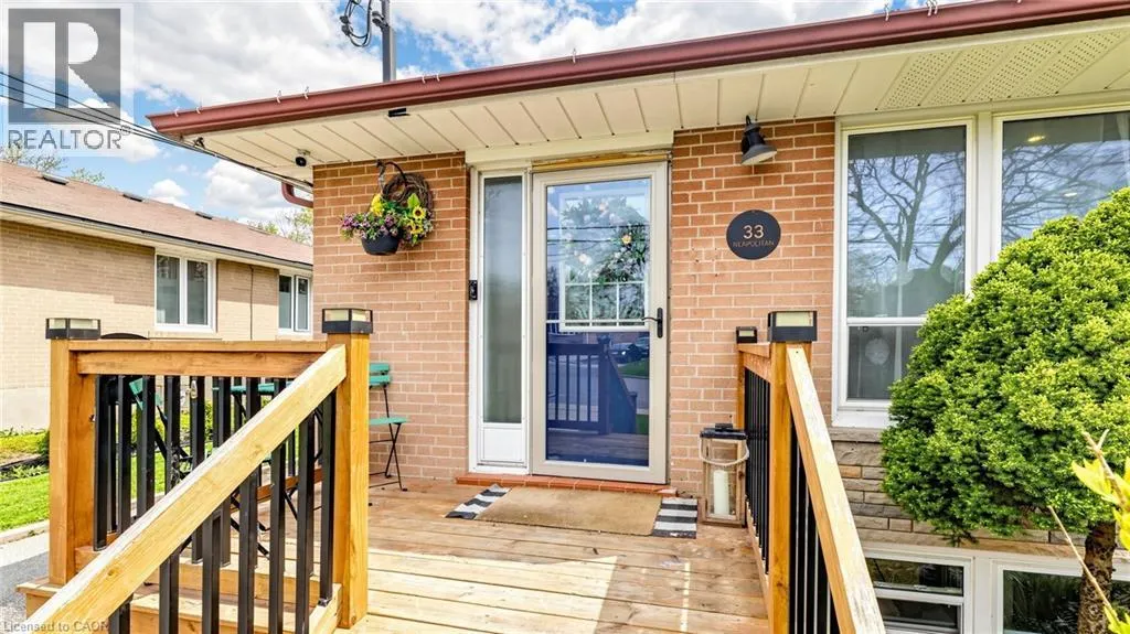 33 NEAPOLITAN Drive